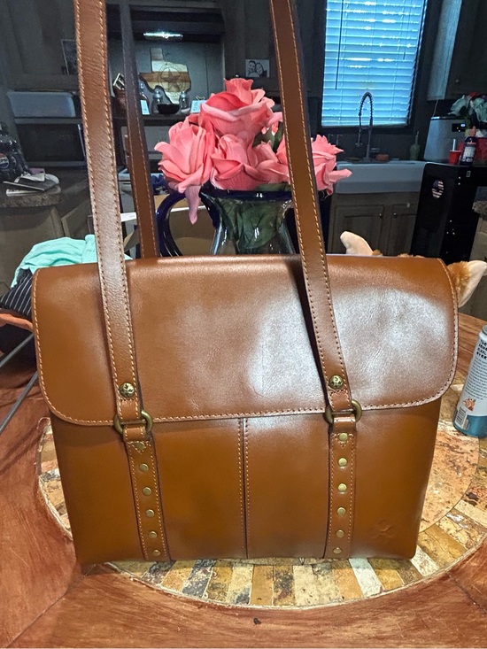 Patricia Nash Handbags - Patricia Nash Amersham
Messenger Bag in Heritage Tan leather New No Tags Learher